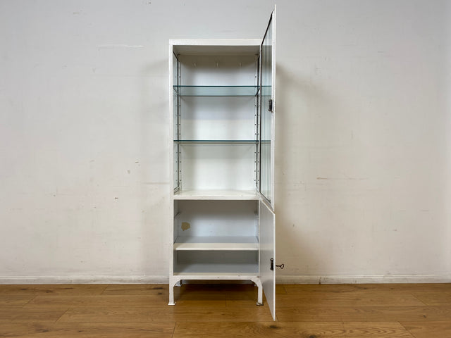 Seltener weißer 40er Jahre Medizinschrank aus Eisen I Vitrine Glasvitrine Apotheker Arzt Schrank Spind Highboard Display Industrial Design Metall Vintage Mid-Century I