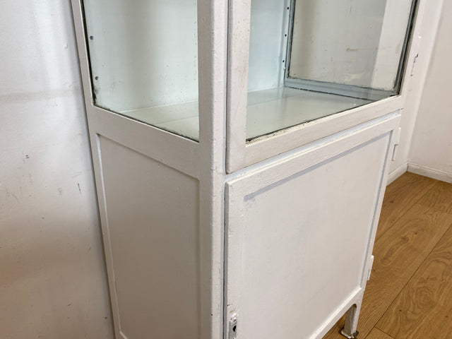 Seltener weißer 40er Jahre Medizinschrank aus Eisen I Vitrine Glasvitrine Apotheker Arzt Schrank Spind Highboard Display Industrial Design Metall Vintage Mid-Century I
