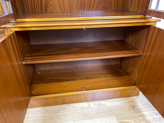 WMK I Imposanter & hochwertiger 1980er Wohnzimmerschrank im englischen Regency Stil mit Vitrine