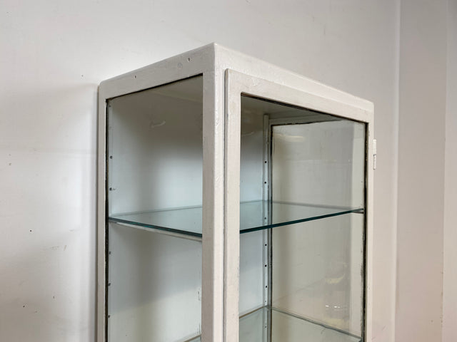 Seltener weißer 40er Jahre Medizinschrank aus Eisen I Vitrine Glasvitrine Apotheker Arzt Schrank Spind Highboard Display Industrial Design Metall Vintage Mid-Century I
