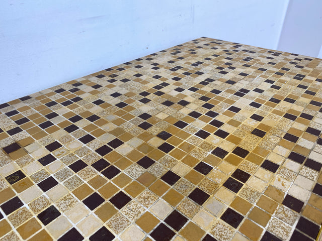 WMK I Besonders schöner hoher Mid-Century Couchtisch mit Mosaik Fliesen und konischen Füßen