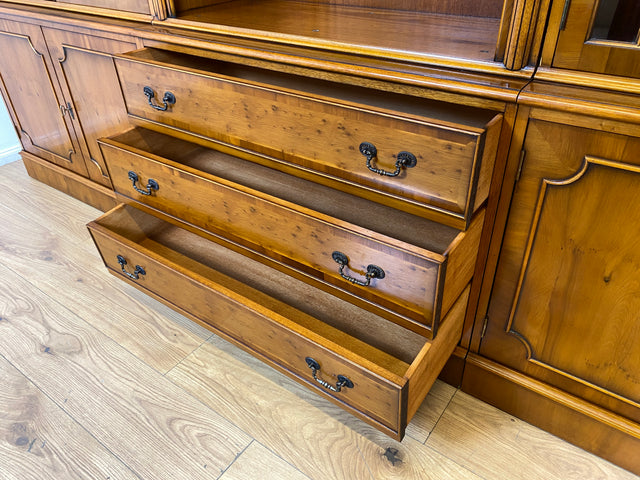 WMK I Imposanter & hochwertiger 1980er Wohnzimmerschrank im englischen Regency Stil mit Vitrine
