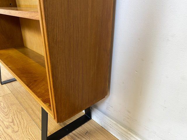 Stilvolles helles Mid-Century Regal , Vollholz, mit verstellb. Regalböden & neuen Metallfüßen I Holzregal Bücherregal Bücherschrank Küchenregal Regalwand Vintage Retro 60er I