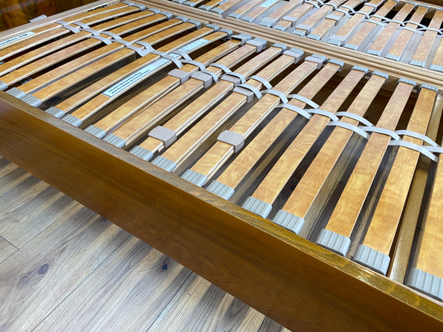 WMK I Stilvolles 50er Jahre Doppelbett in edlem Nussbaum mit verstellbarem Lattenrost für 2x 80x195 oder 160x195 cm Matratzen I