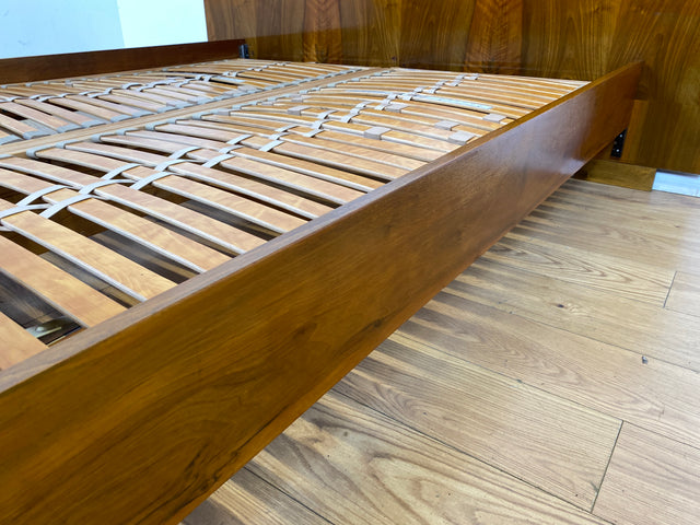 WMK I Stilvolles 50er Jahre Doppelbett in edlem Nussbaum mit verstellbarem Lattenrost für 2x 80x195 oder 160x195 cm Matratzen I