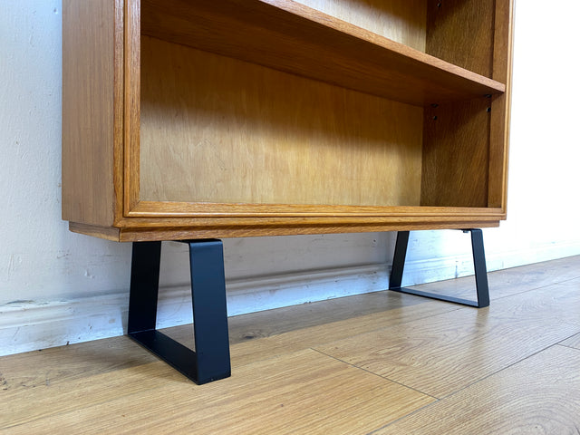 Stilvolles helles Mid-Century Regal , Vollholz, mit verstellb. Regalböden & neuen Metallfüßen I Holzregal Bücherregal Bücherschrank Küchenregal Regalwand Vintage Retro 60er I