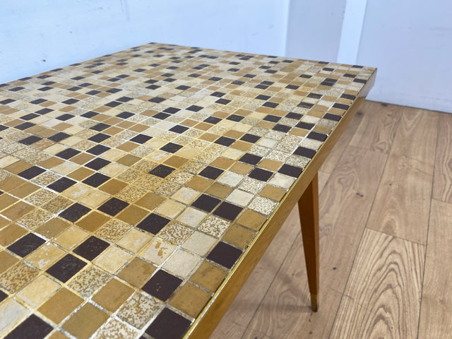 WMK I Besonders schöner hoher Mid-Century Couchtisch mit Mosaik Fliesen und konischen Füßen