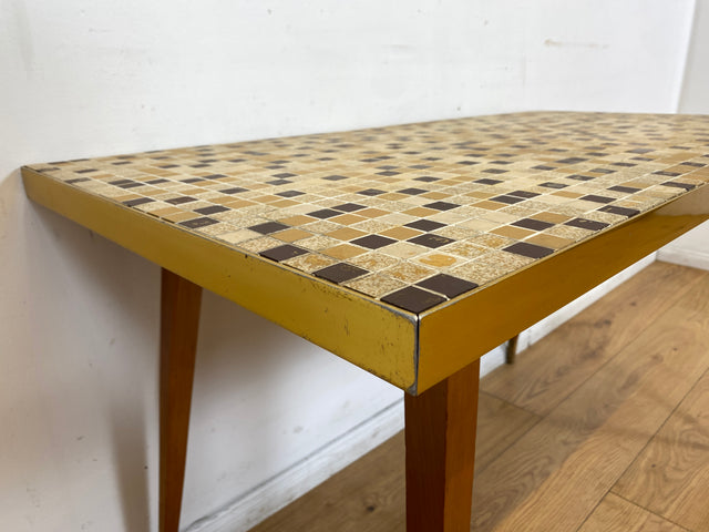 WMK I Besonders schöner hoher Mid-Century Couchtisch mit Mosaik Fliesen und konischen Füßen
