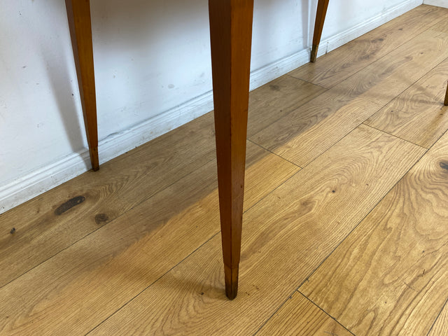 WMK I Besonders schöner hoher Mid-Century Couchtisch mit Mosaik Fliesen und konischen Füßen