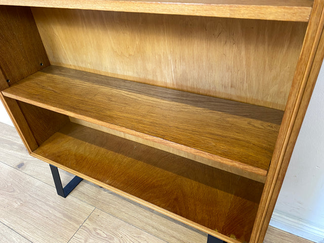 Stilvolles helles Mid-Century Regal , Vollholz, mit verstellb. Regalböden & neuen Metallfüßen I Holzregal Bücherregal Bücherschrank Küchenregal Regalwand Vintage Retro 60er I