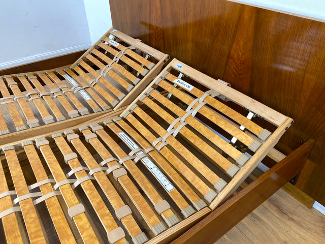 WMK I Stilvolles 50er Jahre Doppelbett in edlem Nussbaum mit verstellbarem Lattenrost für 2x 80x195 oder 160x195 cm Matratzen I