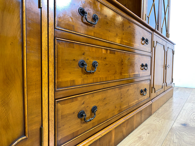 WMK I Imposanter & hochwertiger 1980er Wohnzimmerschrank im englischen Regency Stil mit Vitrine