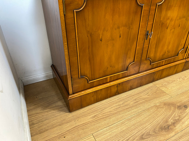WMK I Imposanter & hochwertiger 1980er Wohnzimmerschrank im englischen Regency Stil mit Vitrine