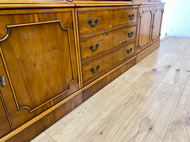 WMK I Imposanter & hochwertiger 1980er Wohnzimmerschrank im englischen Regency Stil mit Vitrine