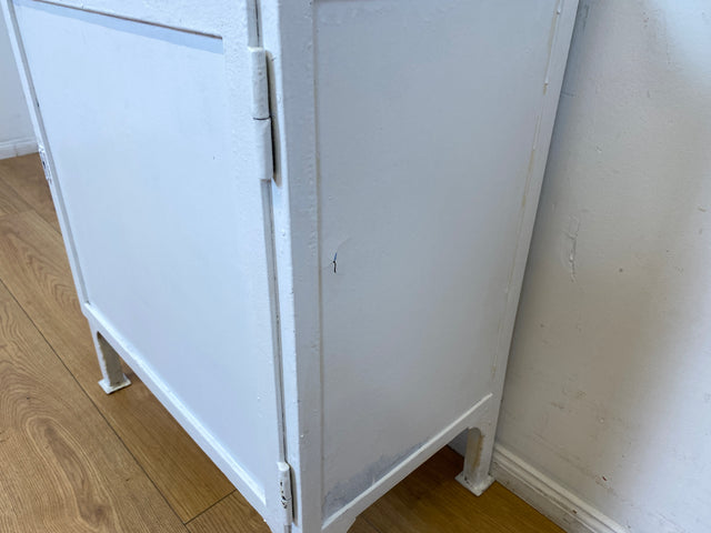 Seltener weißer 40er Jahre Medizinschrank aus Eisen I Vitrine Glasvitrine Apotheker Arzt Schrank Spind Highboard Display Industrial Design Metall Vintage Mid-Century I