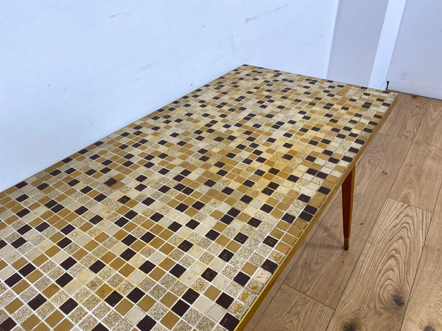 WMK I Besonders schöner hoher Mid-Century Couchtisch mit Mosaik Fliesen und konischen Füßen