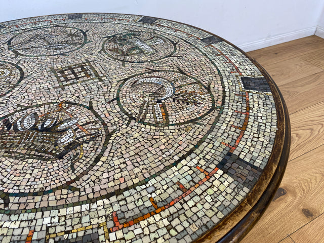 WMK I Sehr schöner runder großer Upcycling Couchtisch mit 30er Jahre Mosaik Tischplatte & neuen Hairpin Metallfüßen