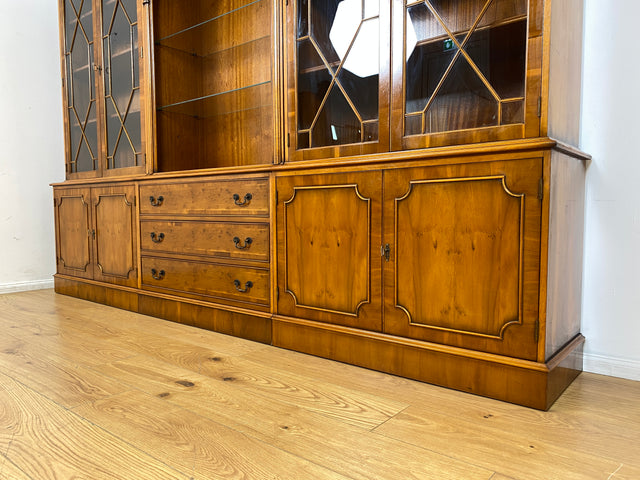 WMK I Imposanter & hochwertiger 1980er Wohnzimmerschrank im englischen Regency Stil mit Vitrine
