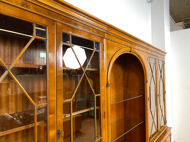 WMK I Imposanter & hochwertiger 1980er Wohnzimmerschrank im englischen Regency Stil mit Vitrine