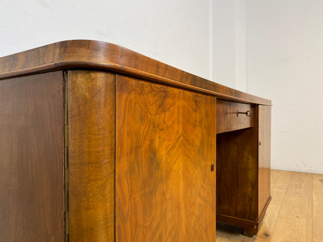 WMK I Imposanter und gut erhaltener 30er Jahre Art Deco Schreibtisch aus vollem Holz mit Schubladen