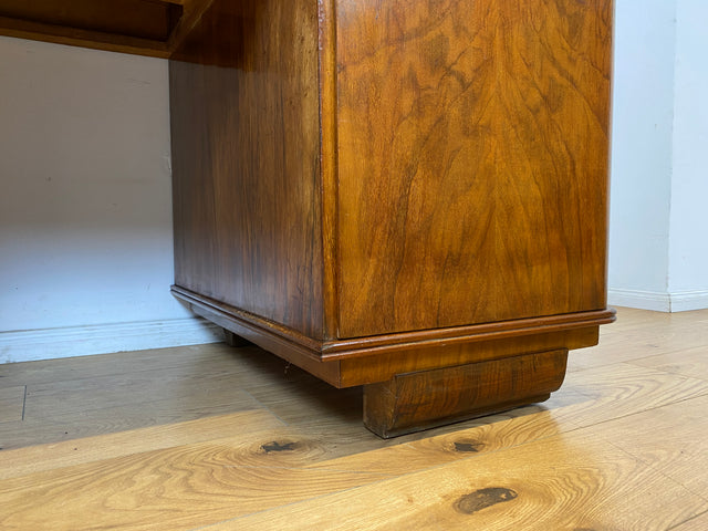 WMK I Imposanter und gut erhaltener 30er Jahre Art Deco Schreibtisch aus vollem Holz mit Schubladen