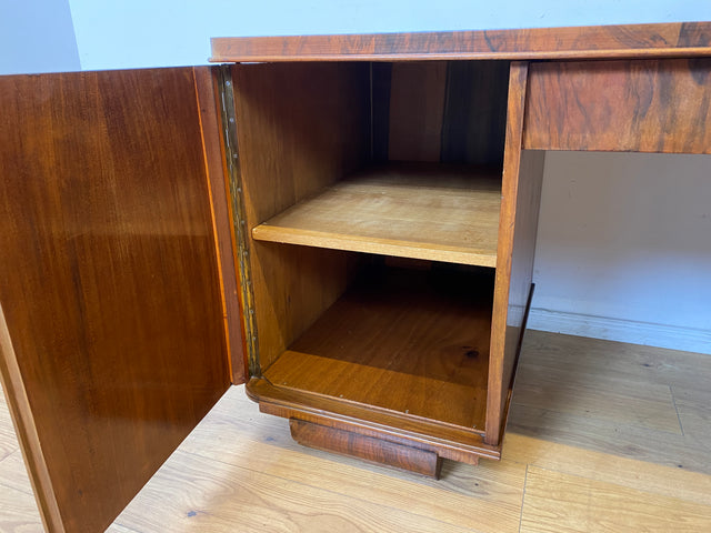 WMK I Imposanter und gut erhaltener 30er Jahre Art Deco Schreibtisch aus vollem Holz mit Schubladen