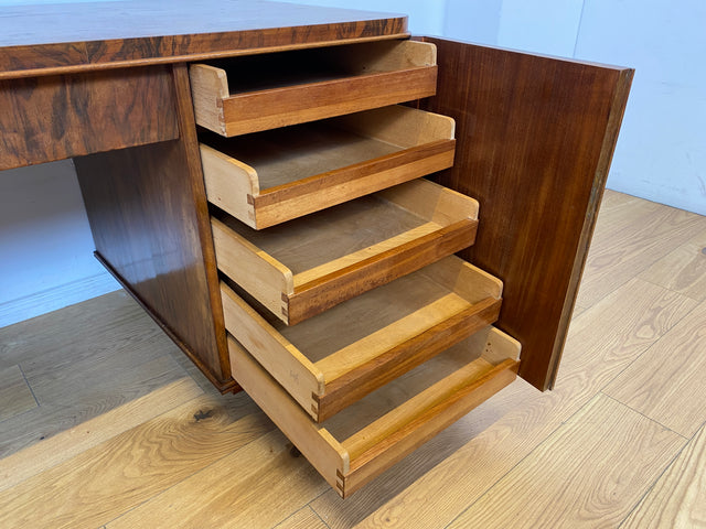 WMK I Imposanter und gut erhaltener 30er Jahre Art Deco Schreibtisch aus vollem Holz mit Schubladen