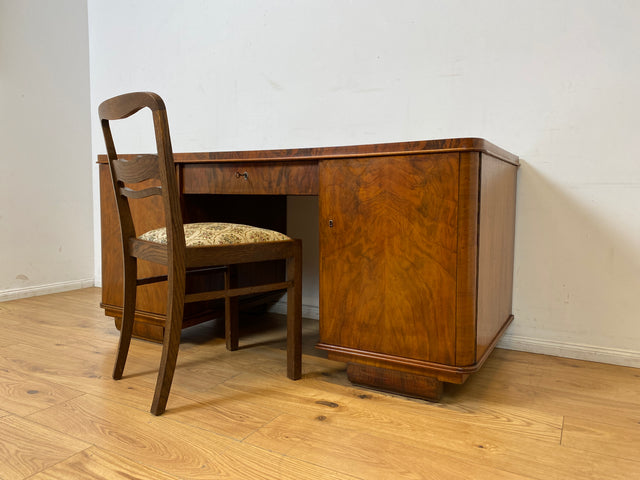 WMK I Imposanter und gut erhaltener 30er Jahre Art Deco Schreibtisch aus vollem Holz mit Schubladen