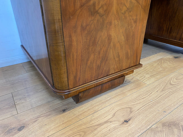 WMK I Imposanter und gut erhaltener 30er Jahre Art Deco Schreibtisch aus vollem Holz mit Schubladen