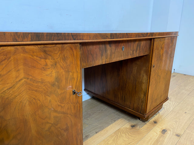 WMK I Imposanter und gut erhaltener 30er Jahre Art Deco Schreibtisch aus vollem Holz mit Schubladen