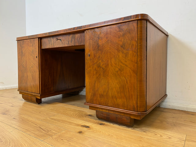 WMK I Imposanter und gut erhaltener 30er Jahre Art Deco Schreibtisch aus vollem Holz mit Schubladen