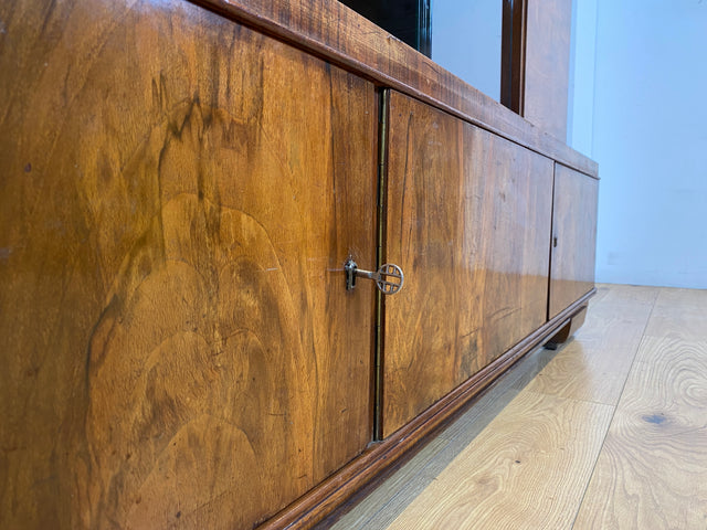 WMK I Imposanter 30er Jahre Art Deco Wohnzimmerschrank I Vollholz in edlem Walnuss I Schrank Vitrine Glasvitrine Bücherschrank Büchervitrine Herrenzimmer Sideboard Antik Vintage I Hannover Halle Köln