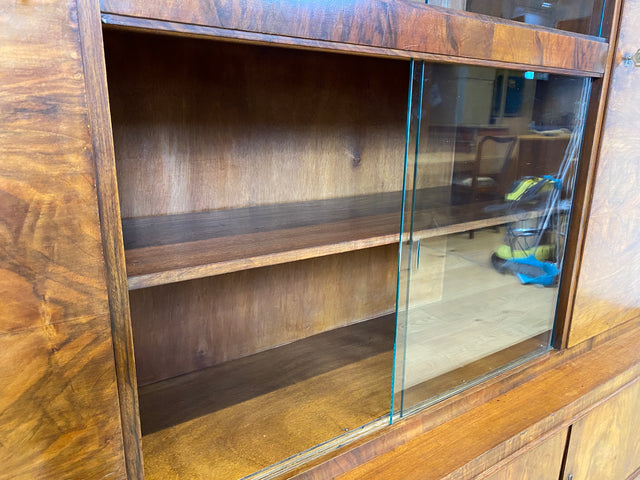 WMK I Imposanter 30er Jahre Art Deco Wohnzimmerschrank I Vollholz in edlem Walnuss I Schrank Vitrine Glasvitrine Bücherschrank Büchervitrine Herrenzimmer Sideboard Antik Vintage I Hannover Halle Köln