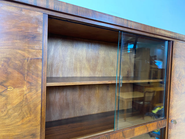 WMK I Imposanter 30er Jahre Art Deco Wohnzimmerschrank I Vollholz in edlem Walnuss I Schrank Vitrine Glasvitrine Bücherschrank Büchervitrine Herrenzimmer Sideboard Antik Vintage I Hannover Halle Köln