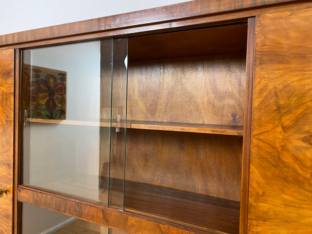 WMK I Imposanter 30er Jahre Art Deco Wohnzimmerschrank I Vollholz in edlem Walnuss I Schrank Vitrine Glasvitrine Bücherschrank Büchervitrine Herrenzimmer Sideboard Antik Vintage I Hannover Halle Köln