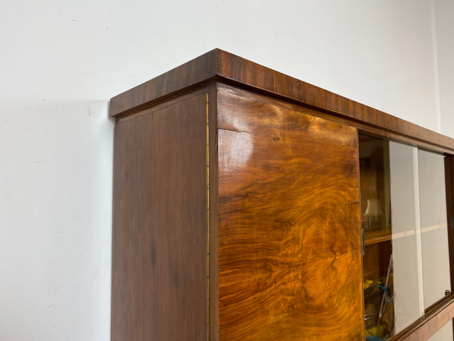WMK I Imposanter 30er Jahre Art Deco Wohnzimmerschrank I Vollholz in edlem Walnuss I Schrank Vitrine Glasvitrine Bücherschrank Büchervitrine Herrenzimmer Sideboard Antik Vintage I Hannover Halle Köln