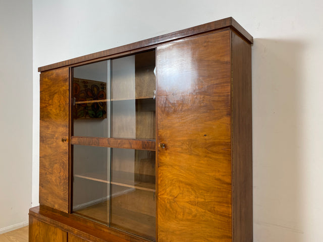 WMK I Imposanter 30er Jahre Art Deco Wohnzimmerschrank I Vollholz in edlem Walnuss I Schrank Vitrine Glasvitrine Bücherschrank Büchervitrine Herrenzimmer Sideboard Antik Vintage I Hannover Halle Köln