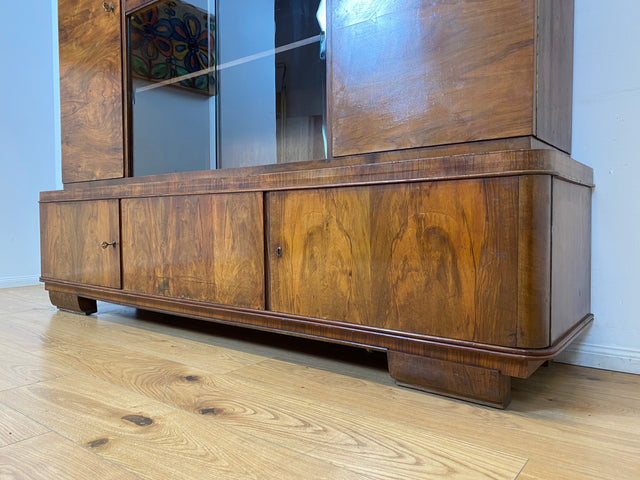 WMK I Imposanter 30er Jahre Art Deco Wohnzimmerschrank I Vollholz in edlem Walnuss I Schrank Vitrine Glasvitrine Bücherschrank Büchervitrine Herrenzimmer Sideboard Antik Vintage I Hannover Halle Köln