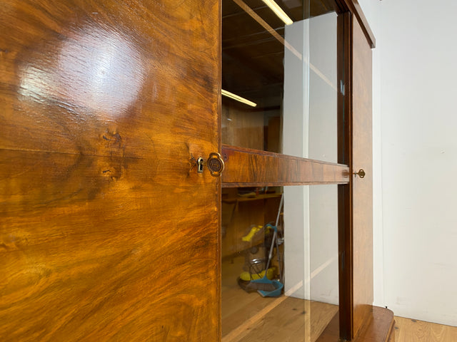 WMK I Imposanter 30er Jahre Art Deco Wohnzimmerschrank I Vollholz in edlem Walnuss I Schrank Vitrine Glasvitrine Bücherschrank Büchervitrine Herrenzimmer Sideboard Antik Vintage I Hannover Halle Köln