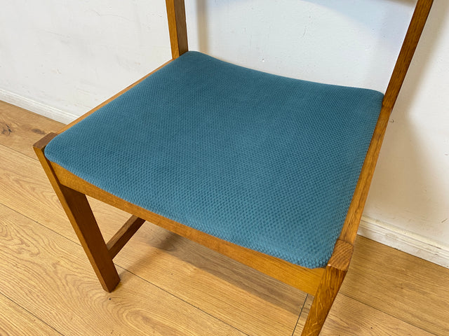 WMK I Set aus 4 minimalistischen skandinavischen Mid-Century Stühlen mit neuem Bezug in Petrolblau