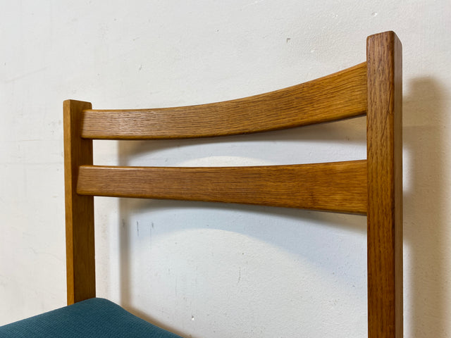 WMK I Set aus 4 minimalistischen skandinavischen Mid-Century Stühlen mit neuem Bezug in Petrolblau