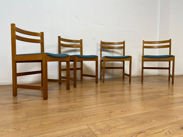 WMK I Set aus 4 minimalistischen skandinavischen Mid-Century Stühlen mit neuem Bezug in Petrolblau