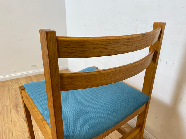 WMK I Set aus 4 minimalistischen skandinavischen Mid-Century Stühlen mit neuem Bezug in Petrolblau