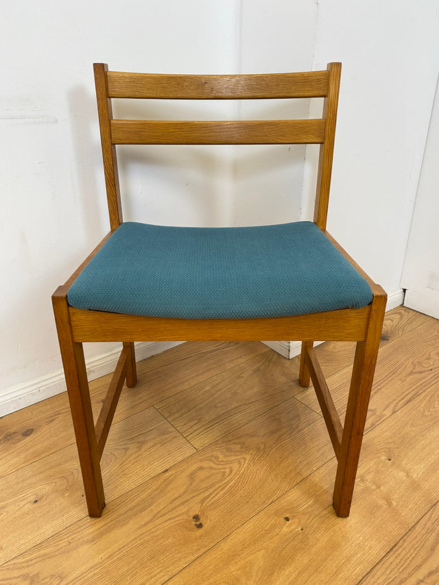 WMK I Set aus 4 minimalistischen skandinavischen Mid-Century Stühlen mit neuem Bezug in Petrolblau