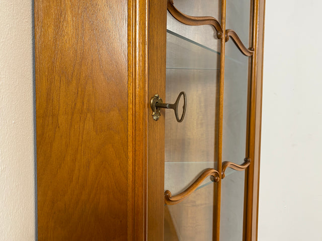 WMK I Hochwertige handverzierte 60er Jahre Chippendale Eckvitrine in Nussbaum I Eckschrank Glasvitrine Geschirrschrank Wohnzimmerschrank Eckkommode Highboard Vintage Barock I Berlin Leipzig Hannover