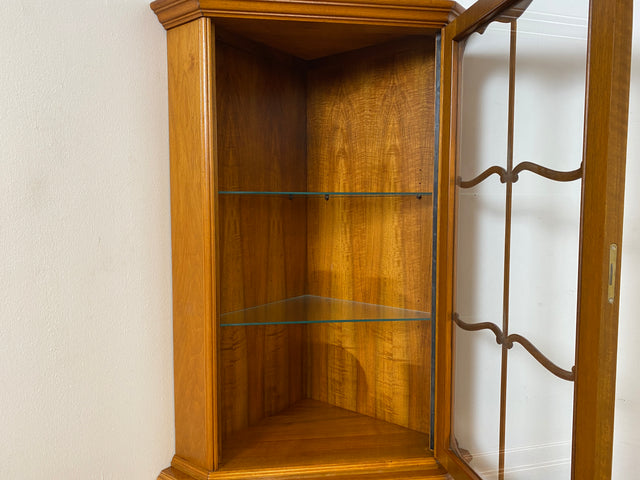 WMK I Hochwertige handverzierte 60er Jahre Chippendale Eckvitrine in Nussbaum I Eckschrank Glasvitrine Geschirrschrank Wohnzimmerschrank Eckkommode Highboard Vintage Barock I Berlin Leipzig Hannover