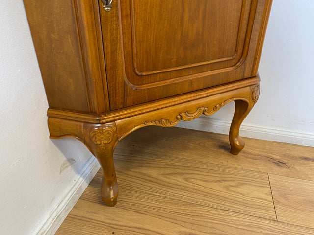 WMK I Hochwertige handverzierte 60er Jahre Chippendale Eckvitrine in Nussbaum I Eckschrank Glasvitrine Geschirrschrank Wohnzimmerschrank Eckkommode Highboard Vintage Barock I Berlin Leipzig Hannover