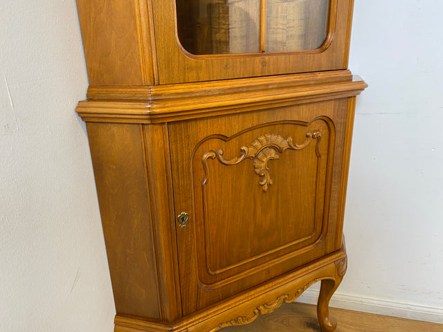 WMK I Hochwertige handverzierte 60er Jahre Chippendale Eckvitrine in Nussbaum I Eckschrank Glasvitrine Geschirrschrank Wohnzimmerschrank Eckkommode Highboard Vintage Barock I Berlin Leipzig Hannover