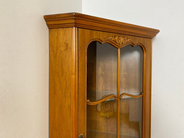WMK I Hochwertige handverzierte 60er Jahre Chippendale Eckvitrine in Nussbaum I Eckschrank Glasvitrine Geschirrschrank Wohnzimmerschrank Eckkommode Highboard Vintage Barock I Berlin Leipzig Hannover