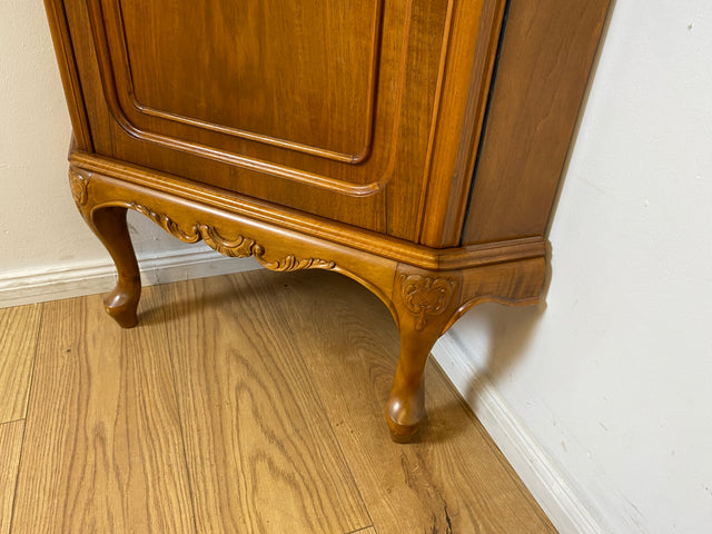 WMK I Hochwertige handverzierte 60er Jahre Chippendale Eckvitrine in Nussbaum I Eckschrank Glasvitrine Geschirrschrank Wohnzimmerschrank Eckkommode Highboard Vintage Barock I Berlin Leipzig Hannover
